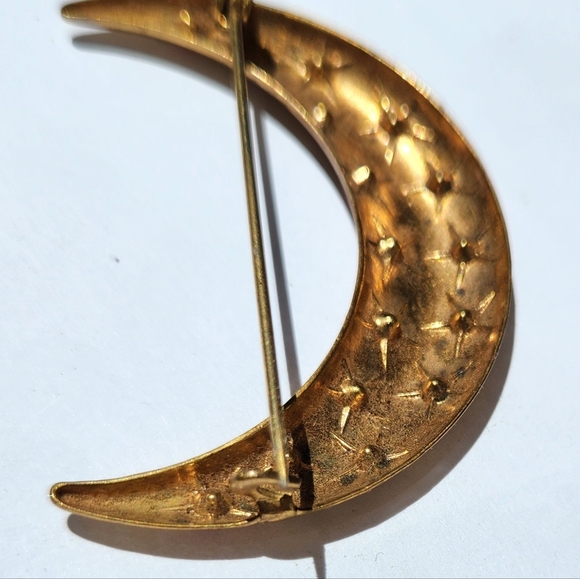 Vintage Gilded Crescent Moon Brooch - Picture 2 of 8